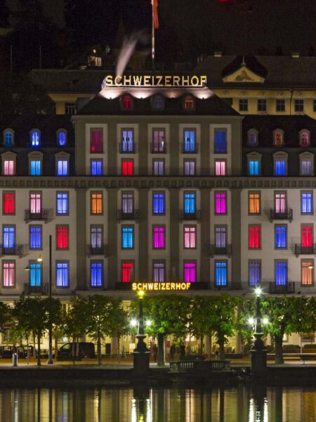 Hotel Schweizerhof Luzern mit bunte Fenster