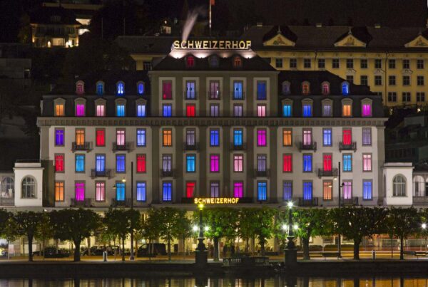 Hotel Schweizerhof Luzern mit bunte Fenster