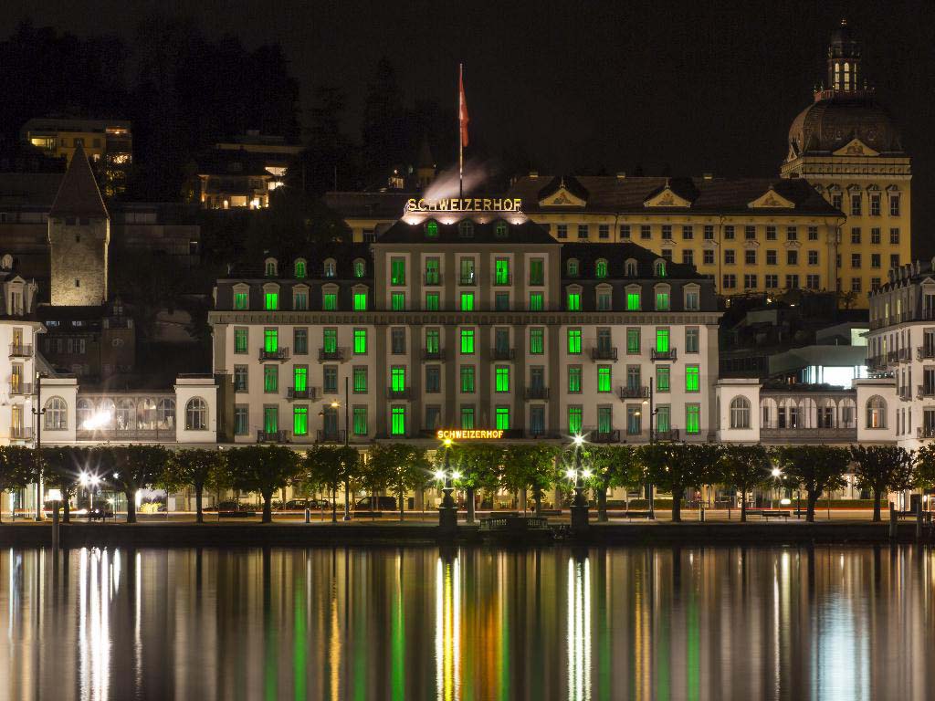 Hotel Schweizerhof Luzern mit grünen Fenster