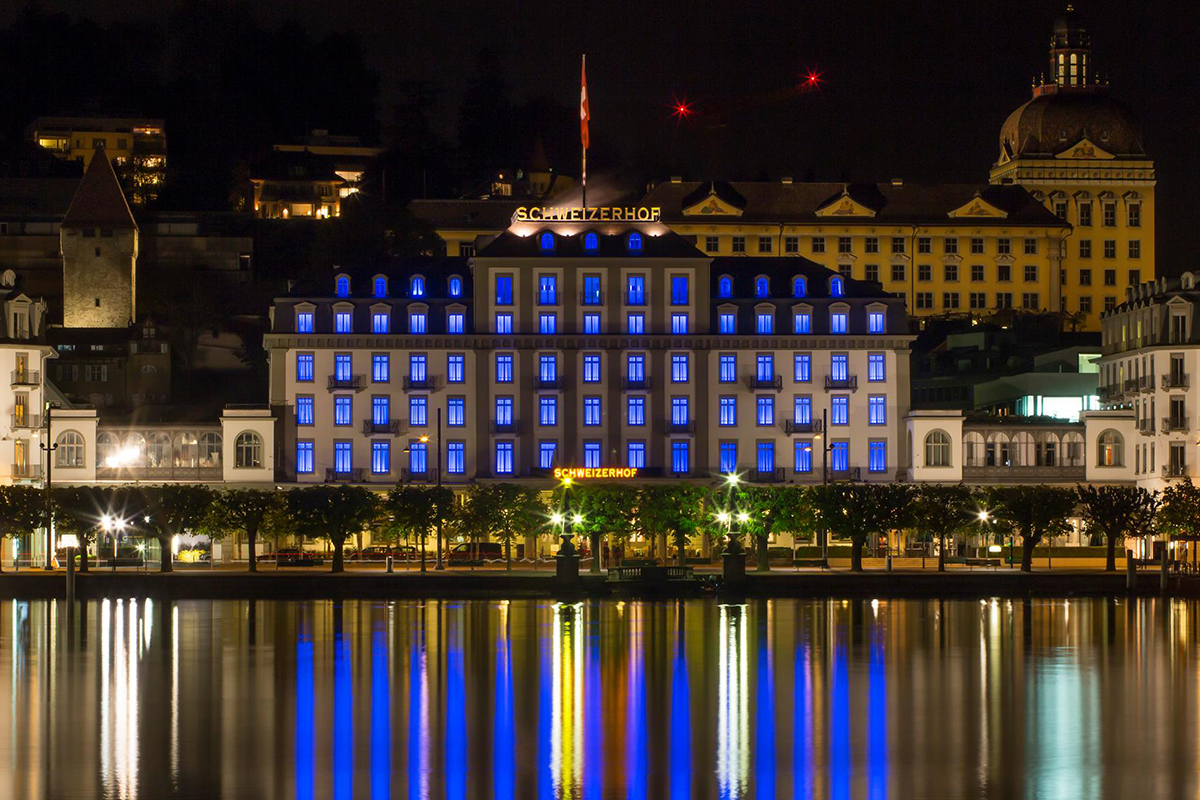 Hotel Schweizerhof Luzern mit blau Fenster