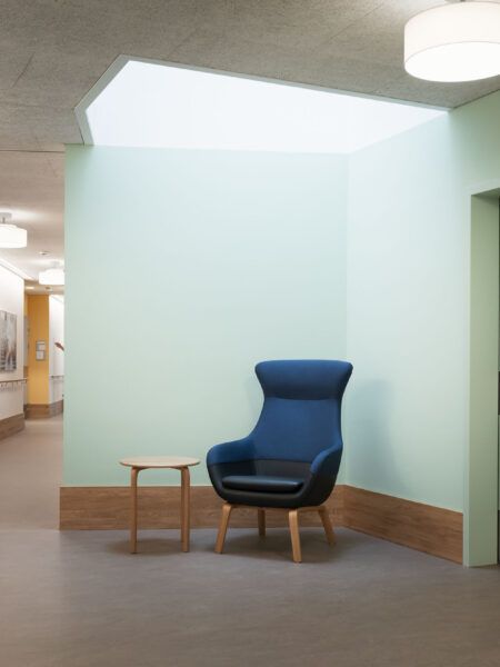 Korridor mit Oblicht im Wohn- und Pflegeheim Utzigen