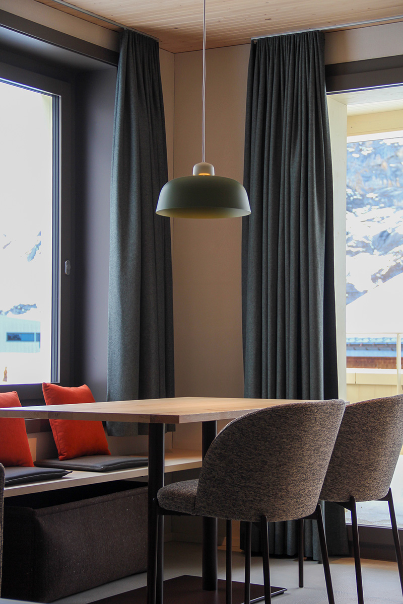Esstisch mit Pendelleuchte