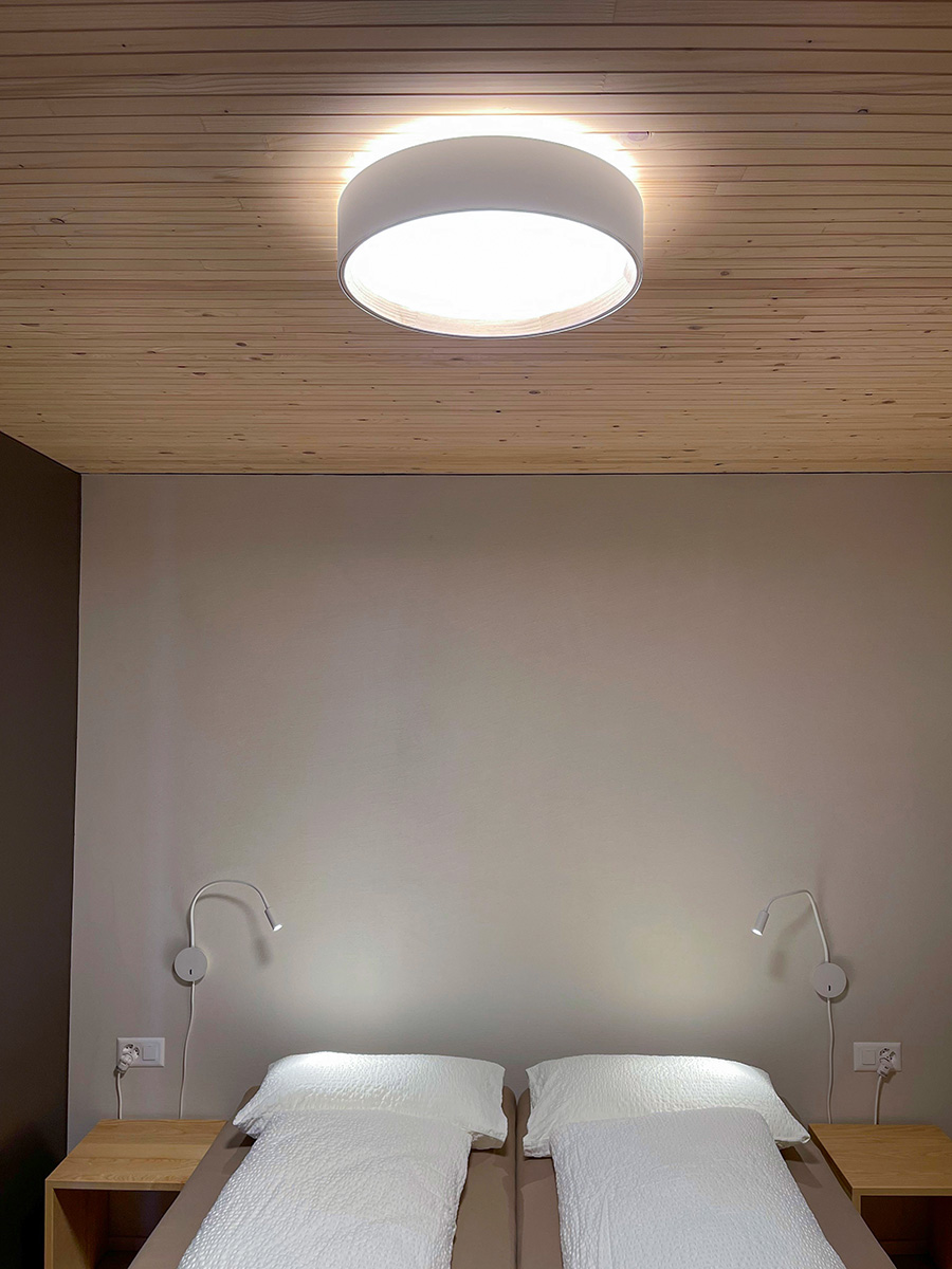 Holzleuchte im Schlafzimmer