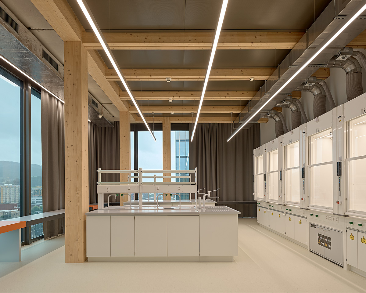 Lineare Pendelleuchten in der Kanti Rotkreuz