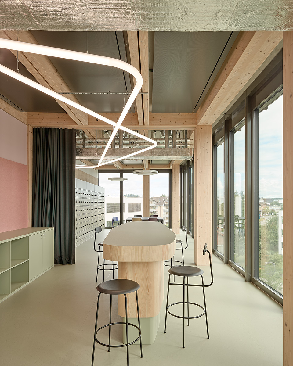 Aufenthaltsbereich mit verspielter Lichtline