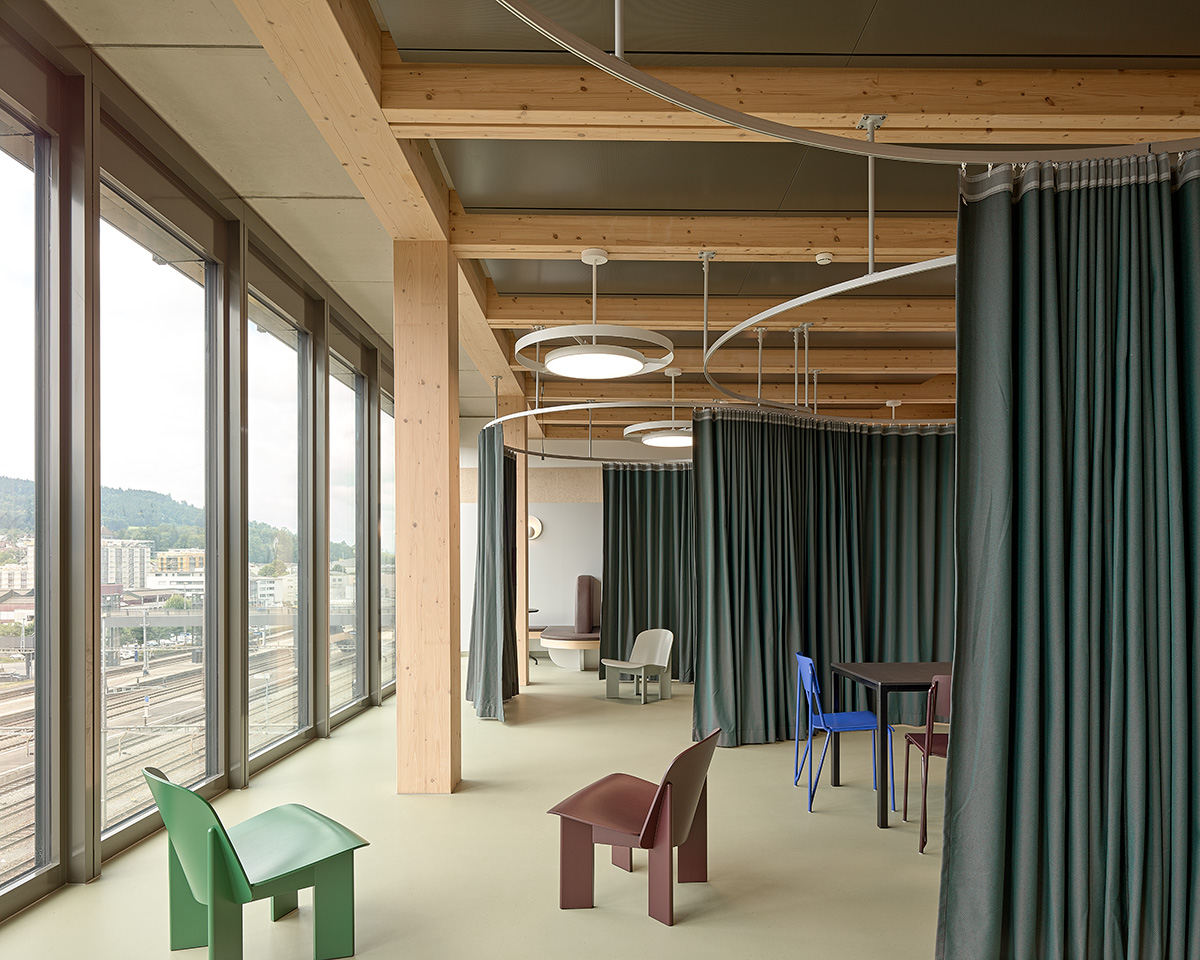 Aufenthalt mit runden Pendelleuchten