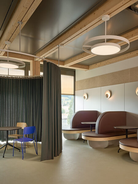 Aufenthalt mit runden Pendelleuchten und Wandleuchten