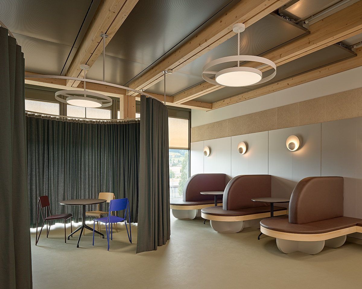 Aufenthalt mit runden Pendelleuchten und Wandleuchten