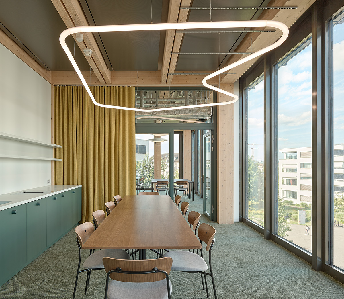 Verspielte Lichtline über dem Esstisch