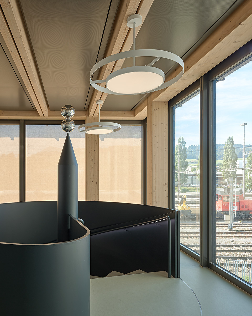 Treppe mit runden Pendelleuchten