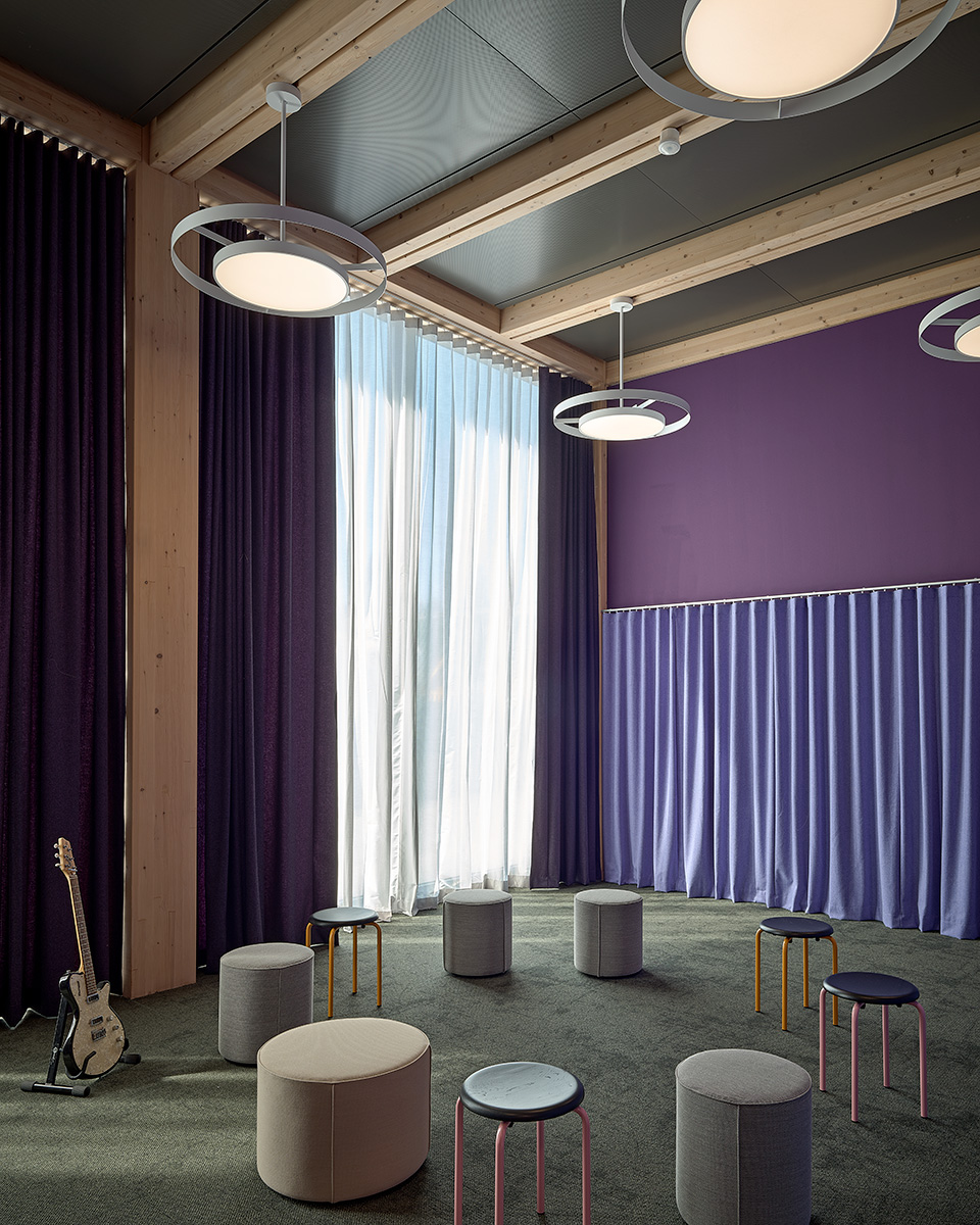 runde Rohrpendelleuchten mit Dekoring