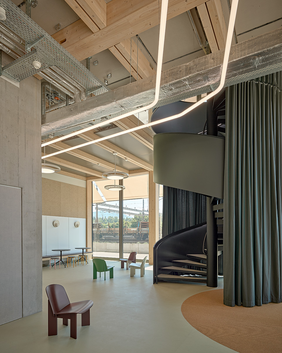 Kanti Rotkreuz Aufenthaltsbereich und Treppe