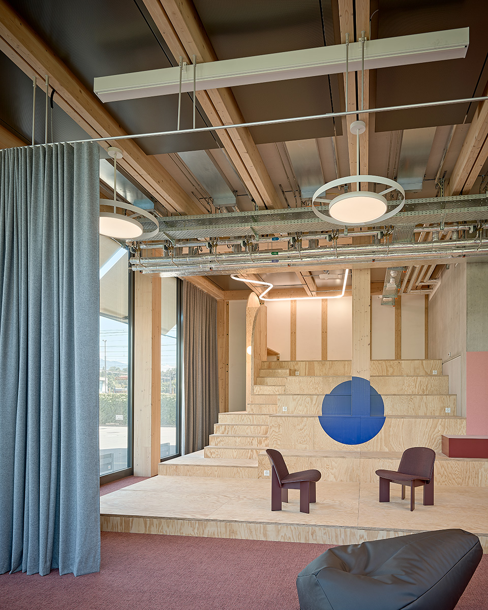 Aufenthalt mit runden Pendelleuchten