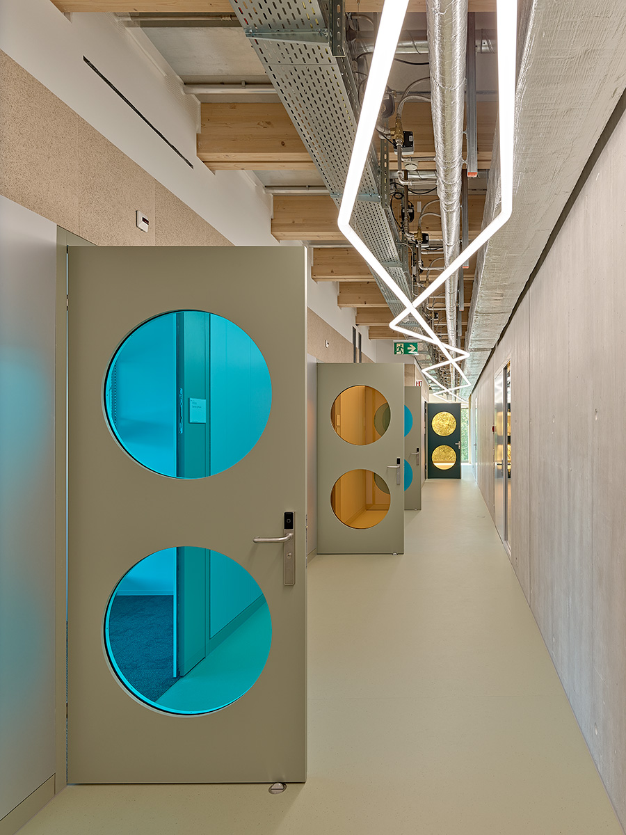 Korridor mit verspielter Lichtline