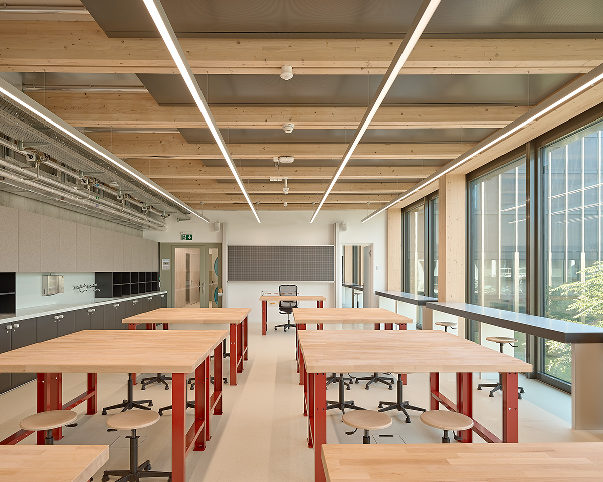 Schulzimmer mit linearen Pendelleuchten