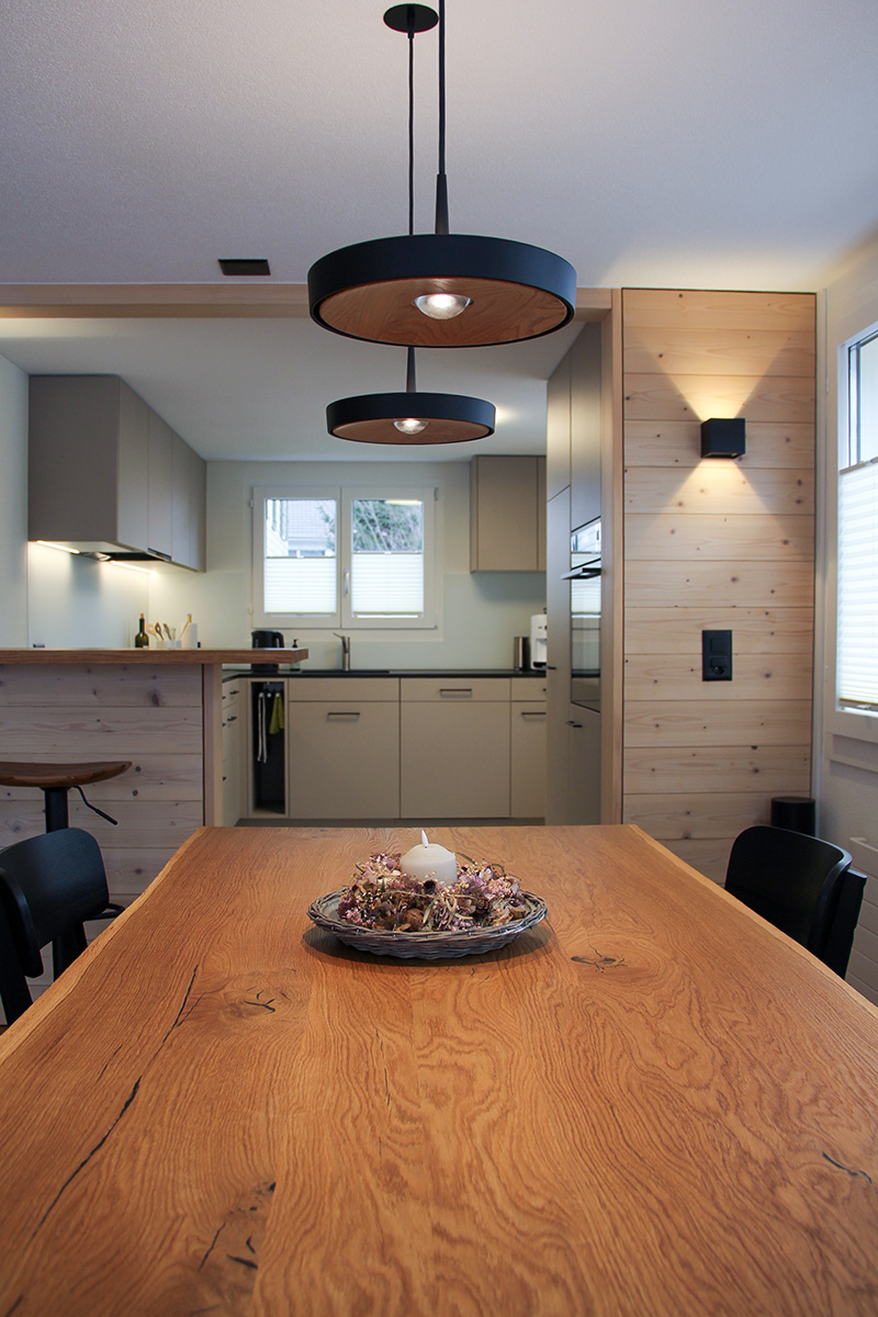 Pendelleuchte über dem Esstisch