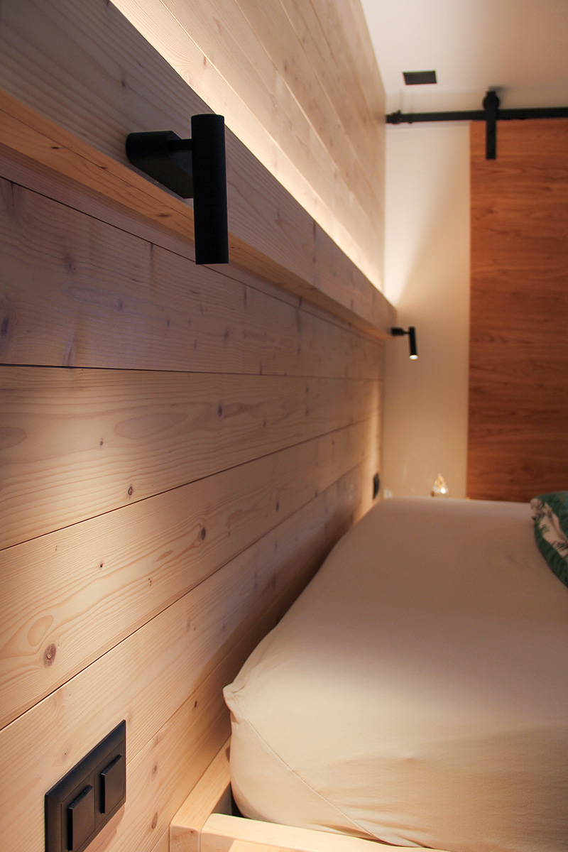 Schlafzimmer mit Wandleuchten als Nachttischlicht